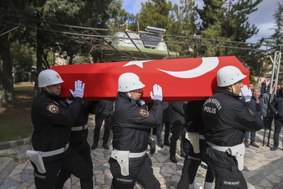 Depremde vefat eden emniyet müdür yardımcısı ve oğlu toprağa verildi