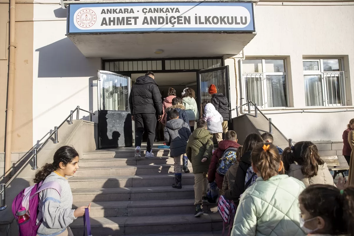 Depremden etkilenen 10 il dışında öğrenciler ders başı yaptı