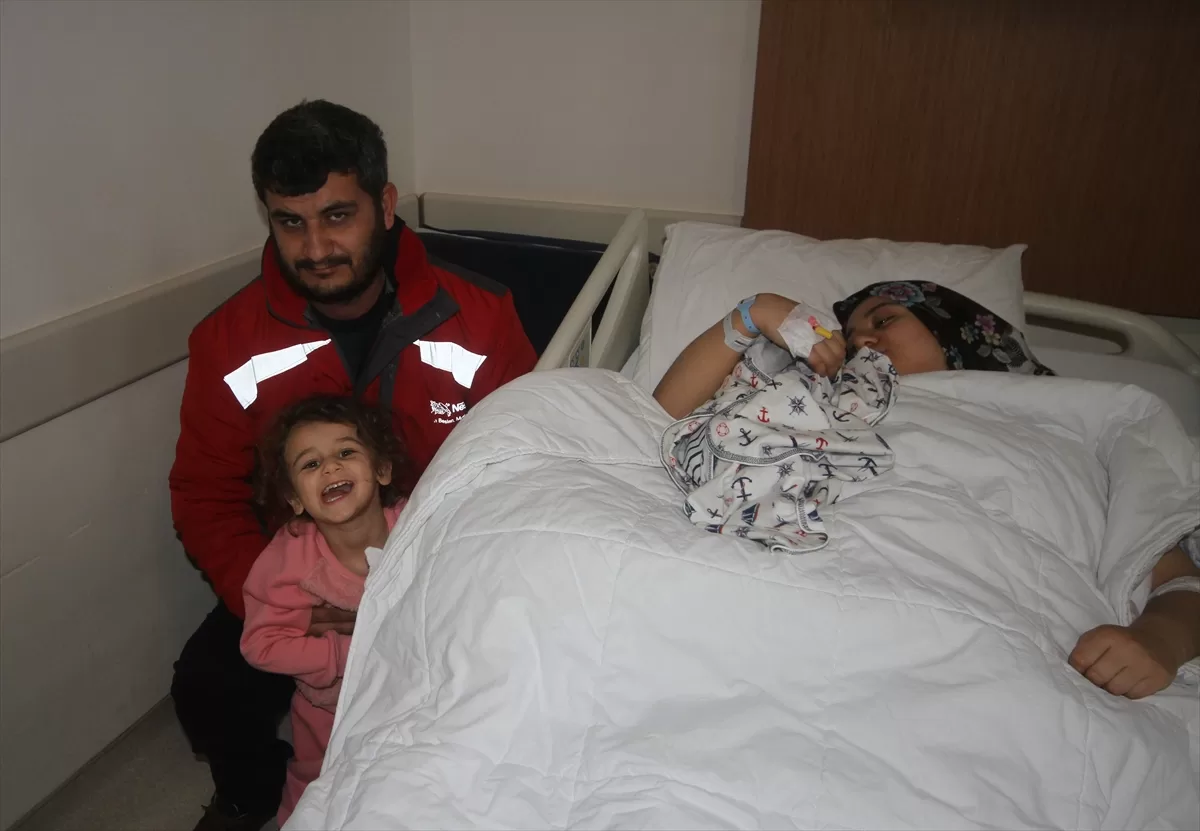 Depremzede hamile kadın Konya'da bebeğini kucağına aldı
