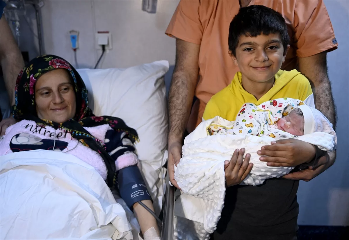 Depremzede kadın yüzer hastane TCG Bayraktar gemisinde doğum yaptı
