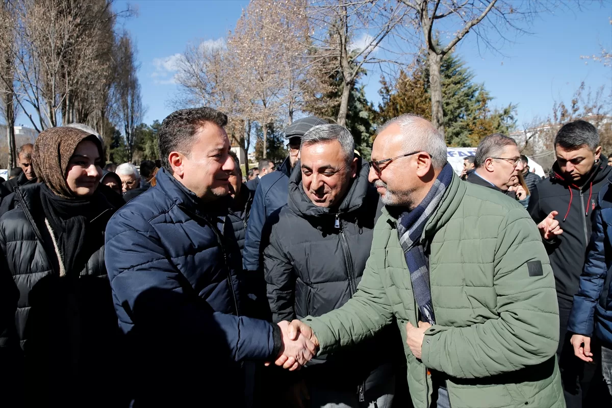 DEVA Partisi Genel Başkanı Babacan, Diyarbakır'da çadır kentteki depremzedeleri ziyaret etti: