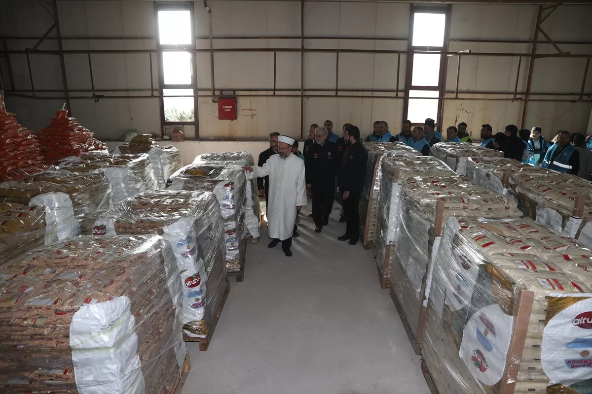 Diyanet İşleri Başkanı Erbaş, DİB ve TDV Deprem Koordinasyon ve Lojistik Merkezi'ni ziyaret etti