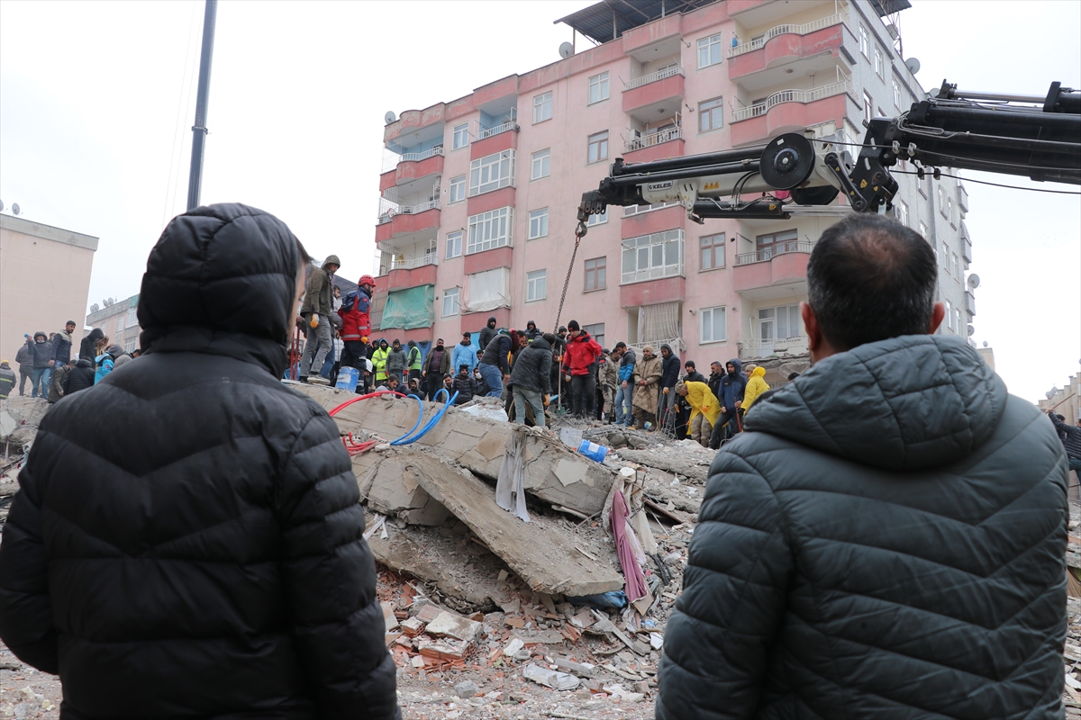 Diyarbakır'da arama kurtarma ekipleri sismik akustik dinleme cihazları da kullanıyor