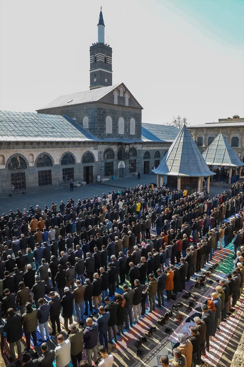 Diyarbakır'da cuma namazında tüm camilerde depremzedeler için dua edildi