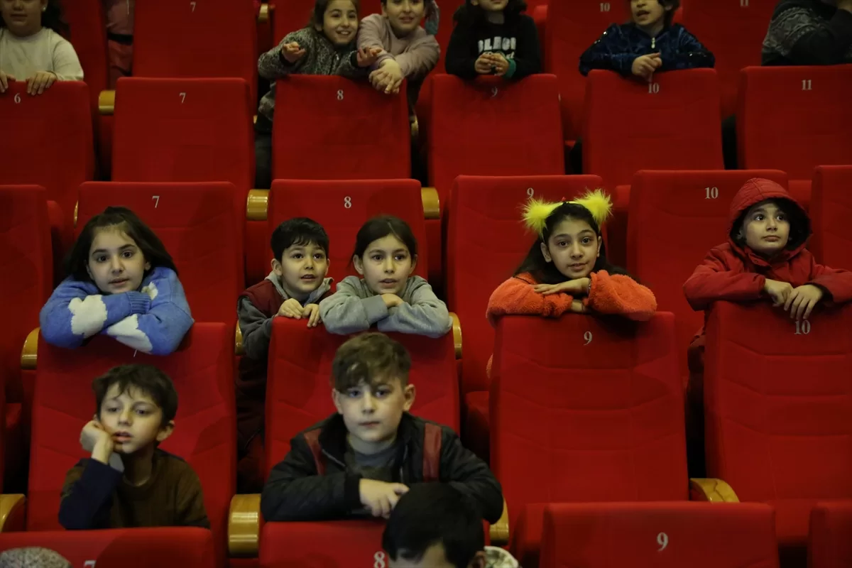 Diyarbakır'da depremzede çocuklar için tiyatro oyunu sahnelendi