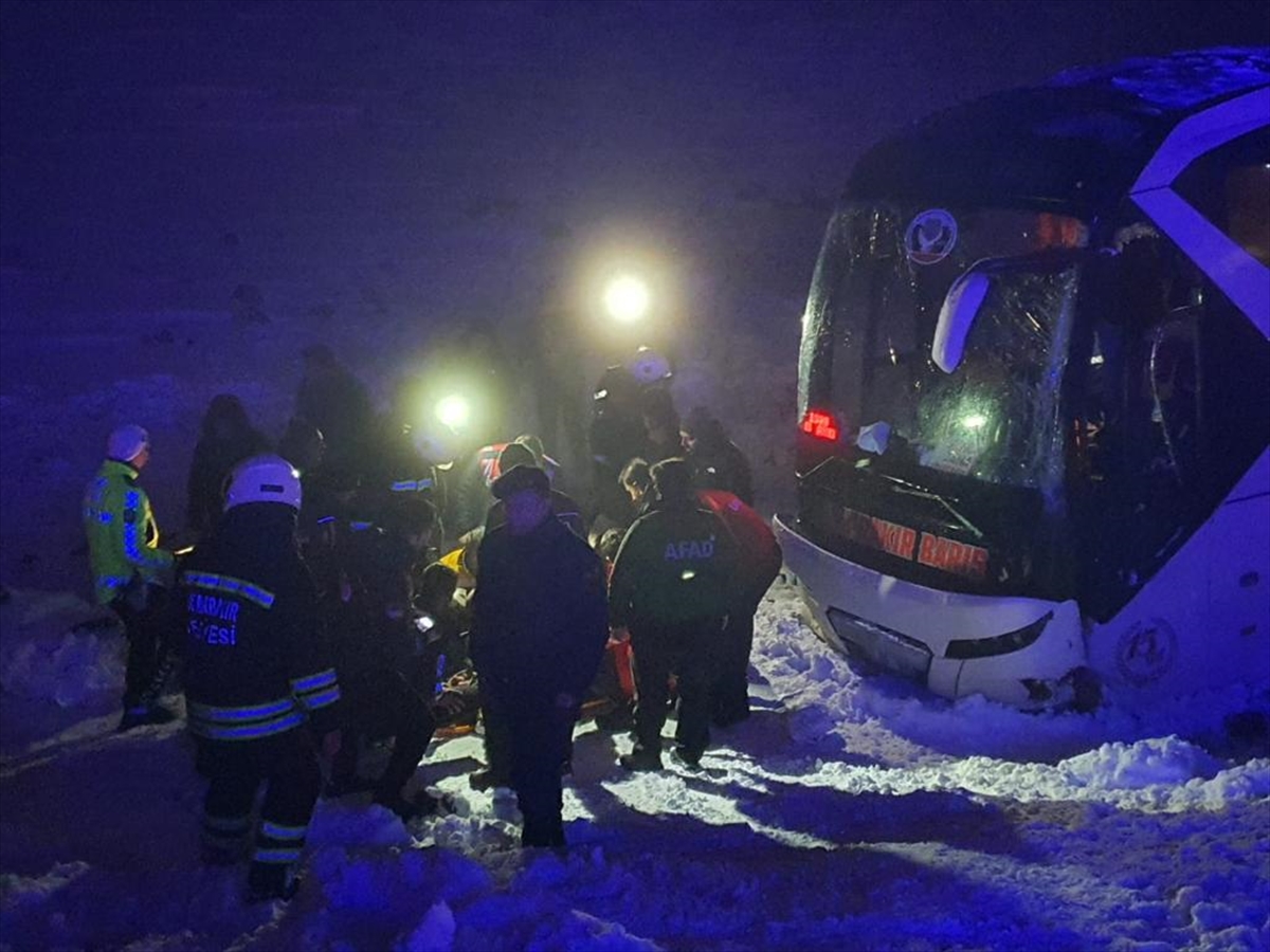 Diyarbakır'da yolcu otobüsü buzlanma nedeniyle şarampole düştü