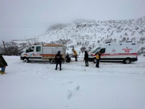 DİYARBAKIR (AA) – Diyarbakır'ın Hazro ilçesinde kar nedeniyle ulaşıma kapanan
