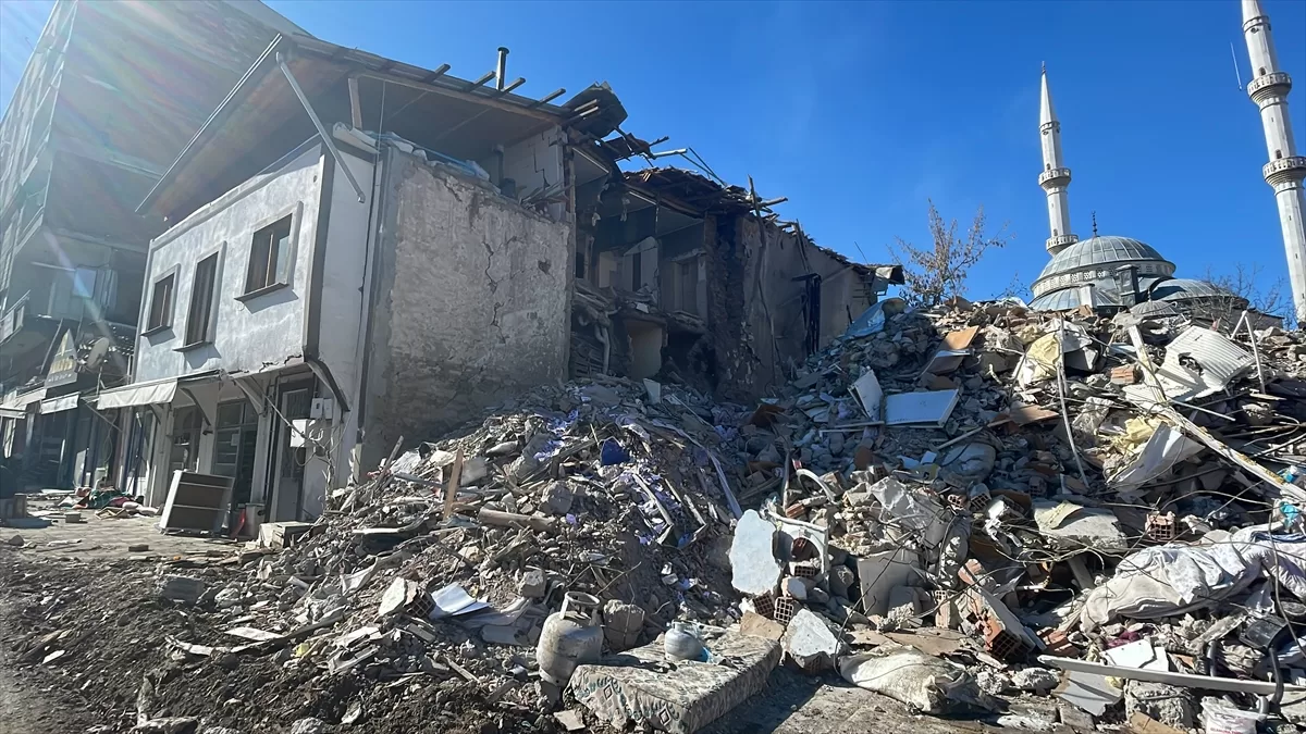 Doğanşehir'de depremin neden olduğu yıkım dronla görüntülendi