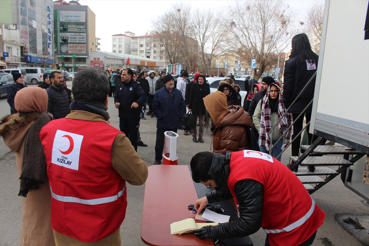 Doğu Anadolu'da depremzedeler için kan bağışı seferberliği sürüyor