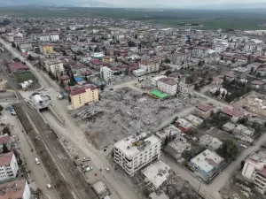 - İlçede minaresiyle yıkılan ve kubbesi olduğu gibi zemine çöken