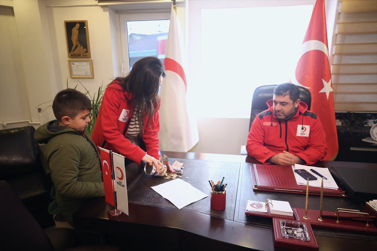 Düzce'de depremi yaşayan 9 yaşındaki Alparslan harçlıklarını depremzede kardeşlerine bağışladı