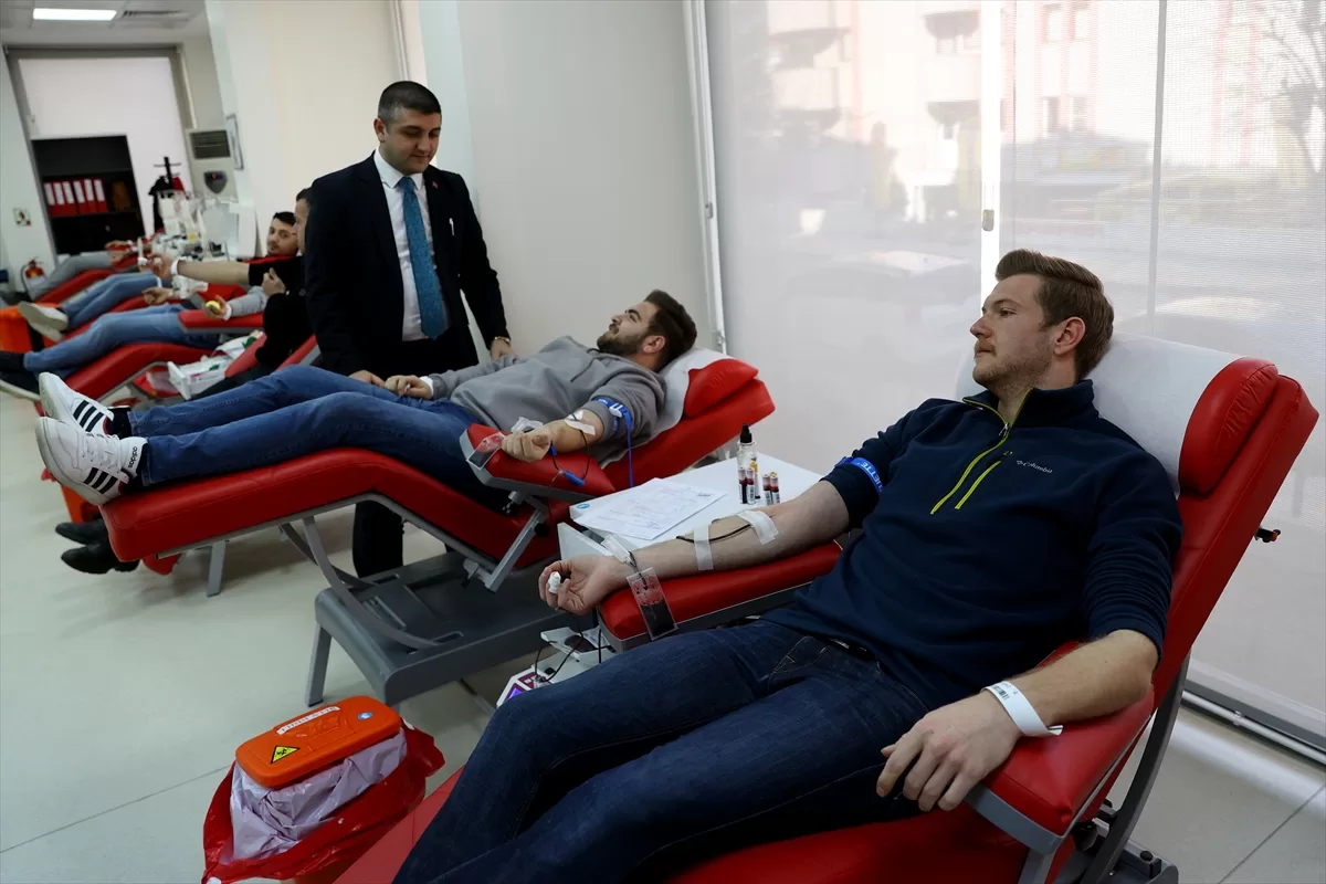 Edirne'de uluslararası öğrenciler afetzedeler için kan bağışında bulundu