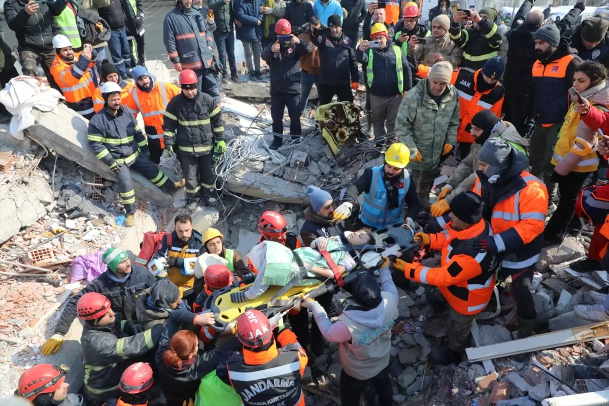 Elbistan'da enkaz altında kalan çocuk 80 saat sonra kurtarıldı