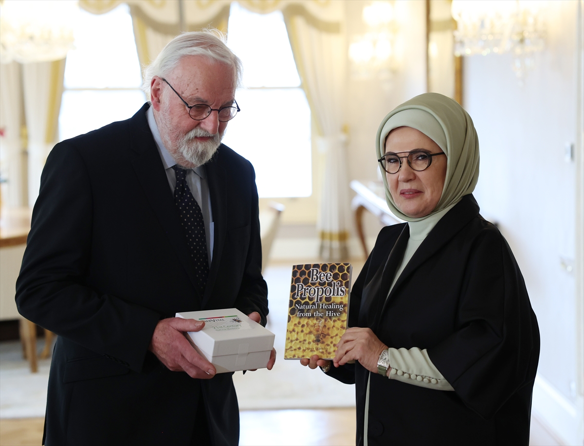 Emine Erdoğan'a, Uluslararası Apiterapi Federasyonunca “Dr. Beck Ödülü” takdim edildi