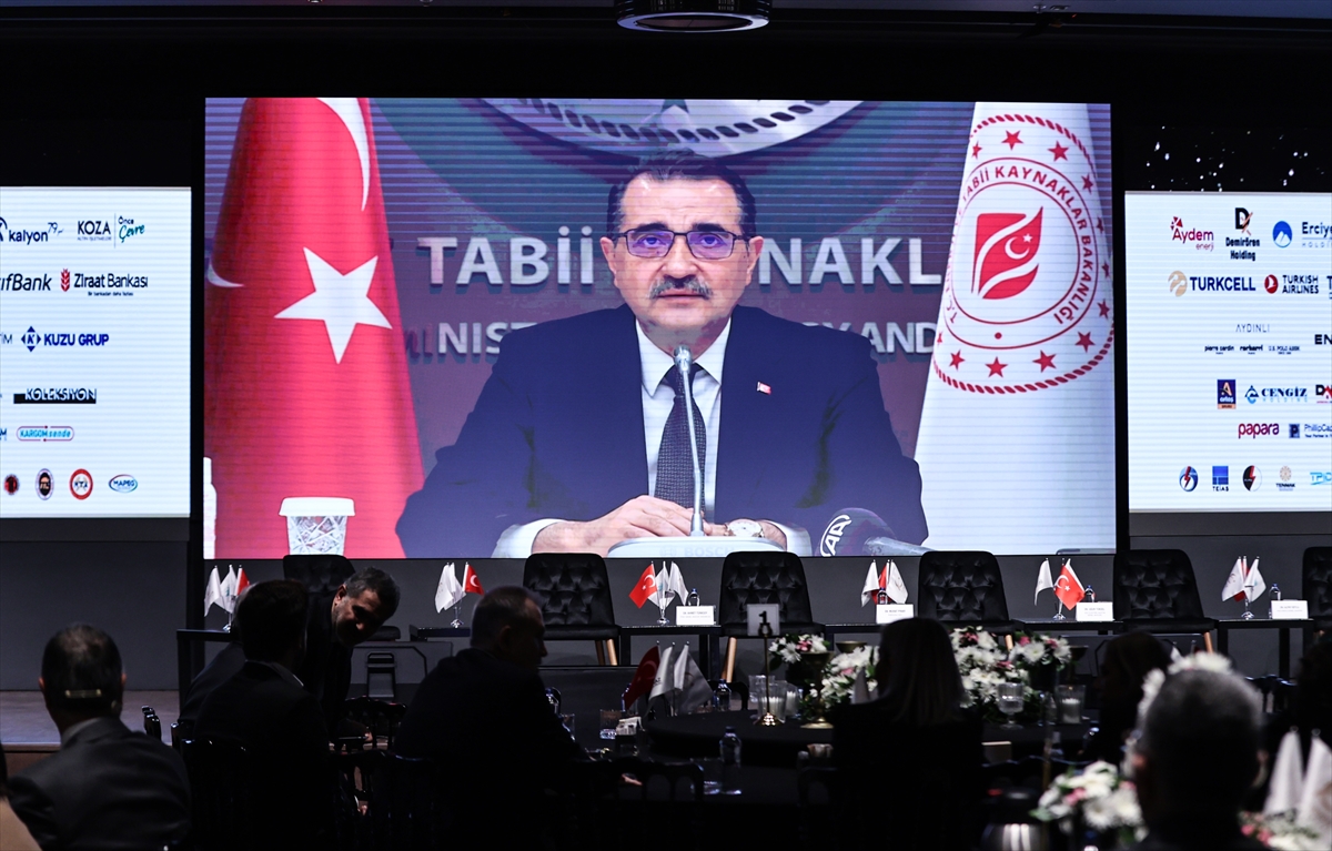 Bakan Dönmez, yakın bölgelerdeki enerji kaynaklarının Türkiye'ye gelmesi için çalıştıklarını söyledi: