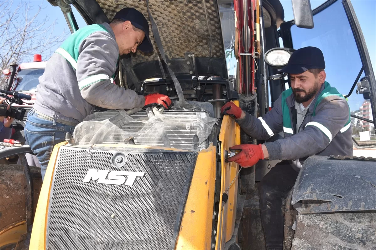 Enkaz çalışmalarında arızalanan iş makineleri için seyyar tamir hizmeti