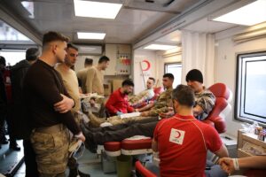 VAN (AA) – Van'ın Erciş ilçesinde vatandaşlar, yoğun kara rağmen