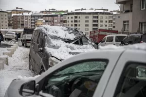 ERZURUM (AA) – Erzurum'un Yakutiye ilçesindeki bir apartmanın çatısından düşen