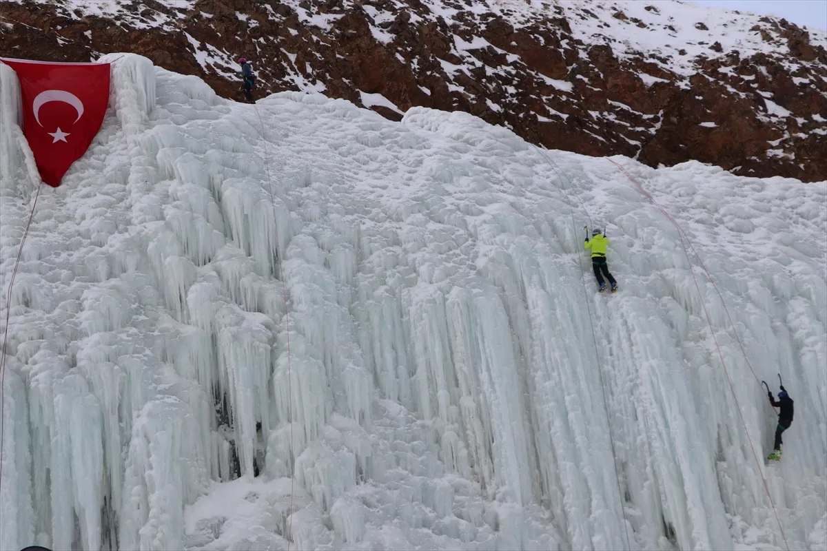 Erzurum'da depremlerde hayatını kaybedenler için buz tırmanışı yapıldı