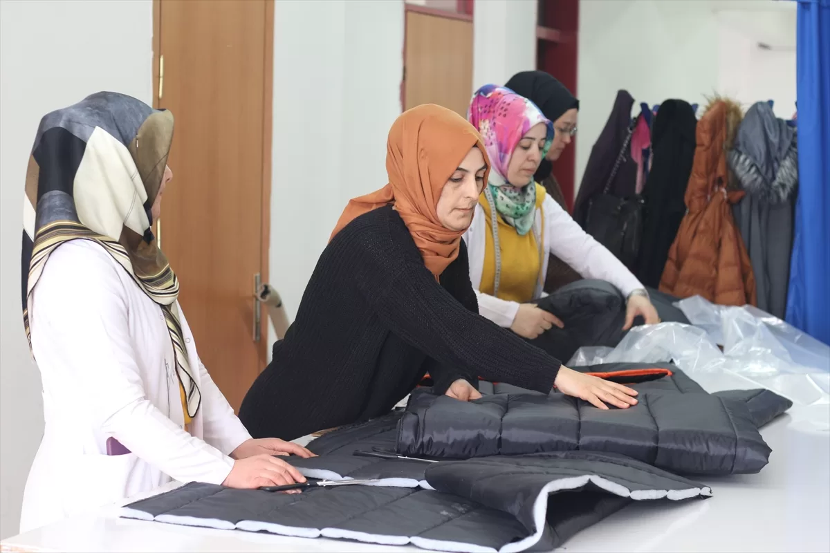 Erzurum'da usta öğretici ve gönüllüler depremzedelere uyku tulumu üretiyor