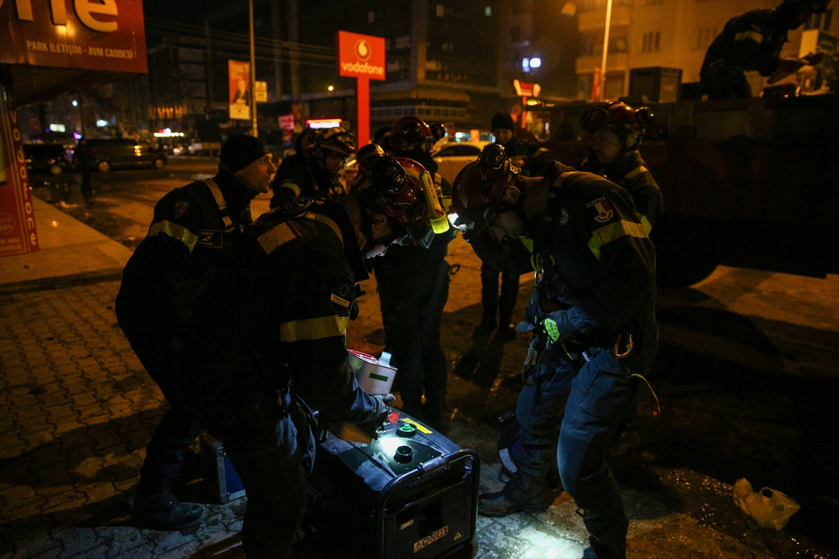 Fransız arama kurtarma ekibi Osmaniye'deki çalışmalara destek oluyor