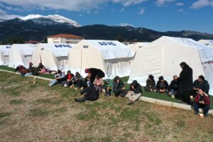 - Depremzedelere jandarma tarafından yemek ikram edildi 