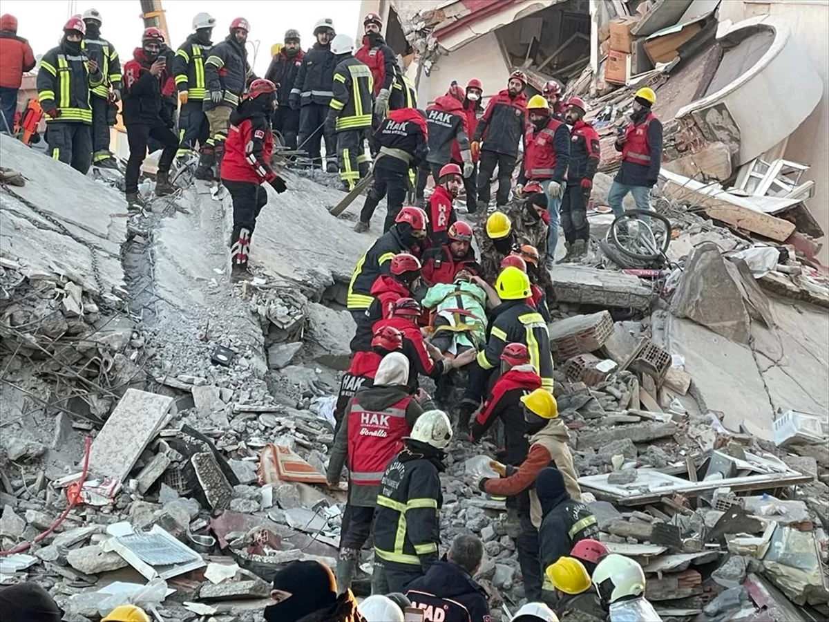 GÜNCELLEME – Gaziantep'te 3 kişi depremden 76 saat sonra enkazdan kurtarıldı
