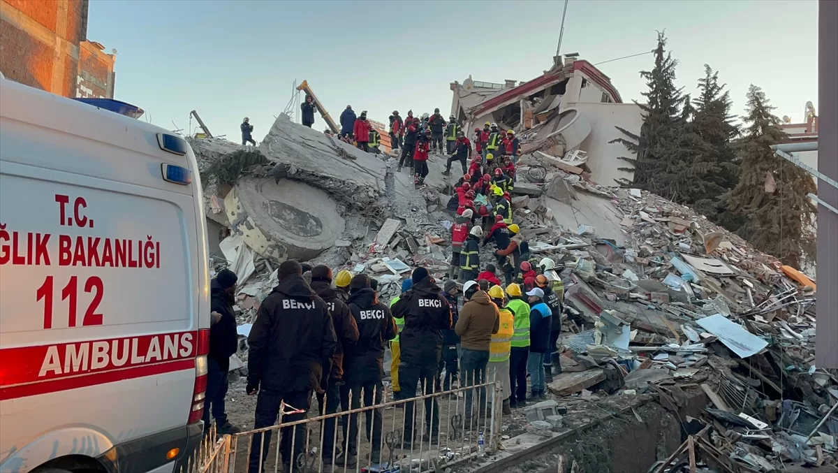 GÜNCELLEME 2 – Gaziantep'te 3 kişi depremden 76 saat sonra enkazdan kurtarıldı