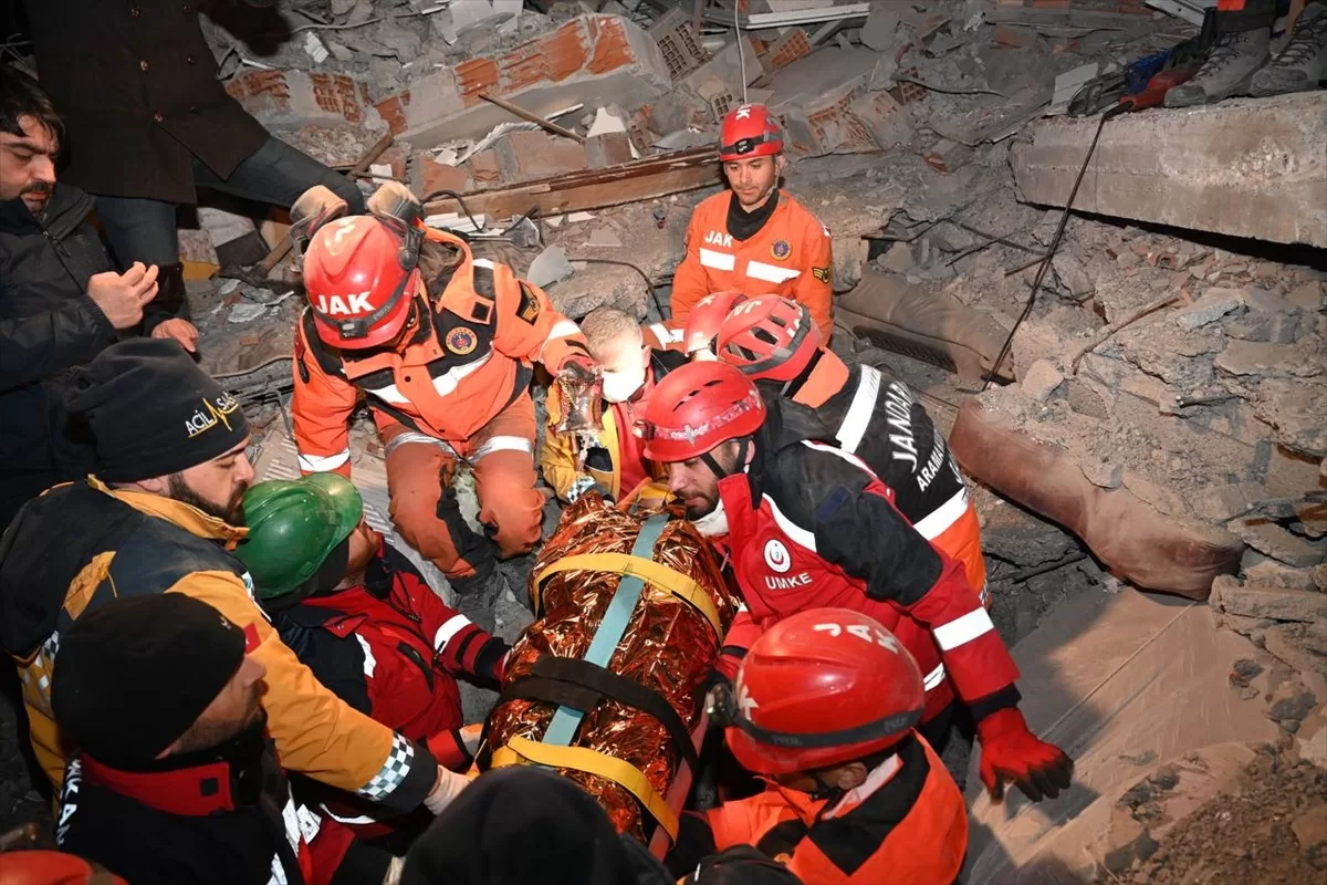 Gaziantep'te enkaz altında kalan kadın depremden 65 saat sonra kurtarıldı