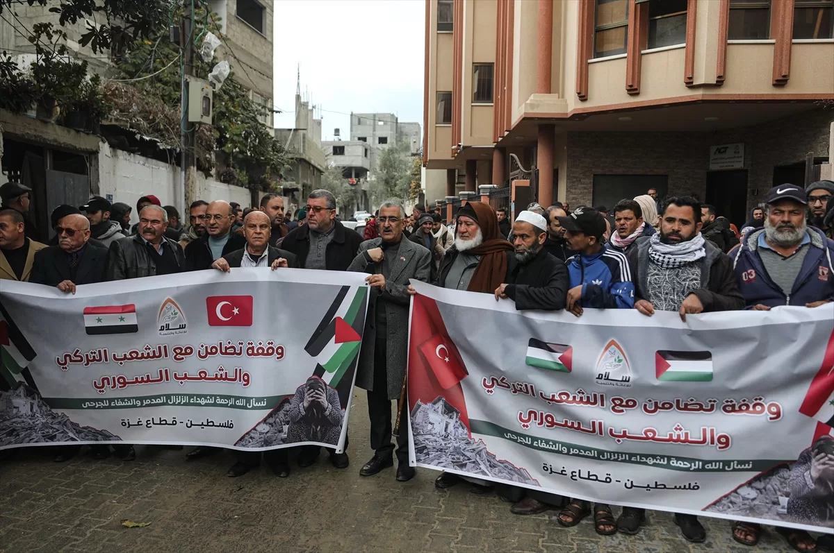 Gazze'de Türkiye ve Suriye'deki depremzedelerle dayanışma gösterisi
