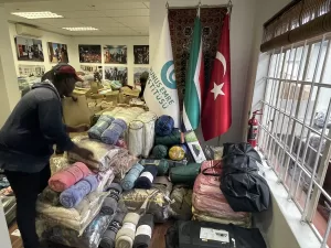 - 500'den fazla çadır, 100'ün üzerinde jeneratör ile binlerce battaniye