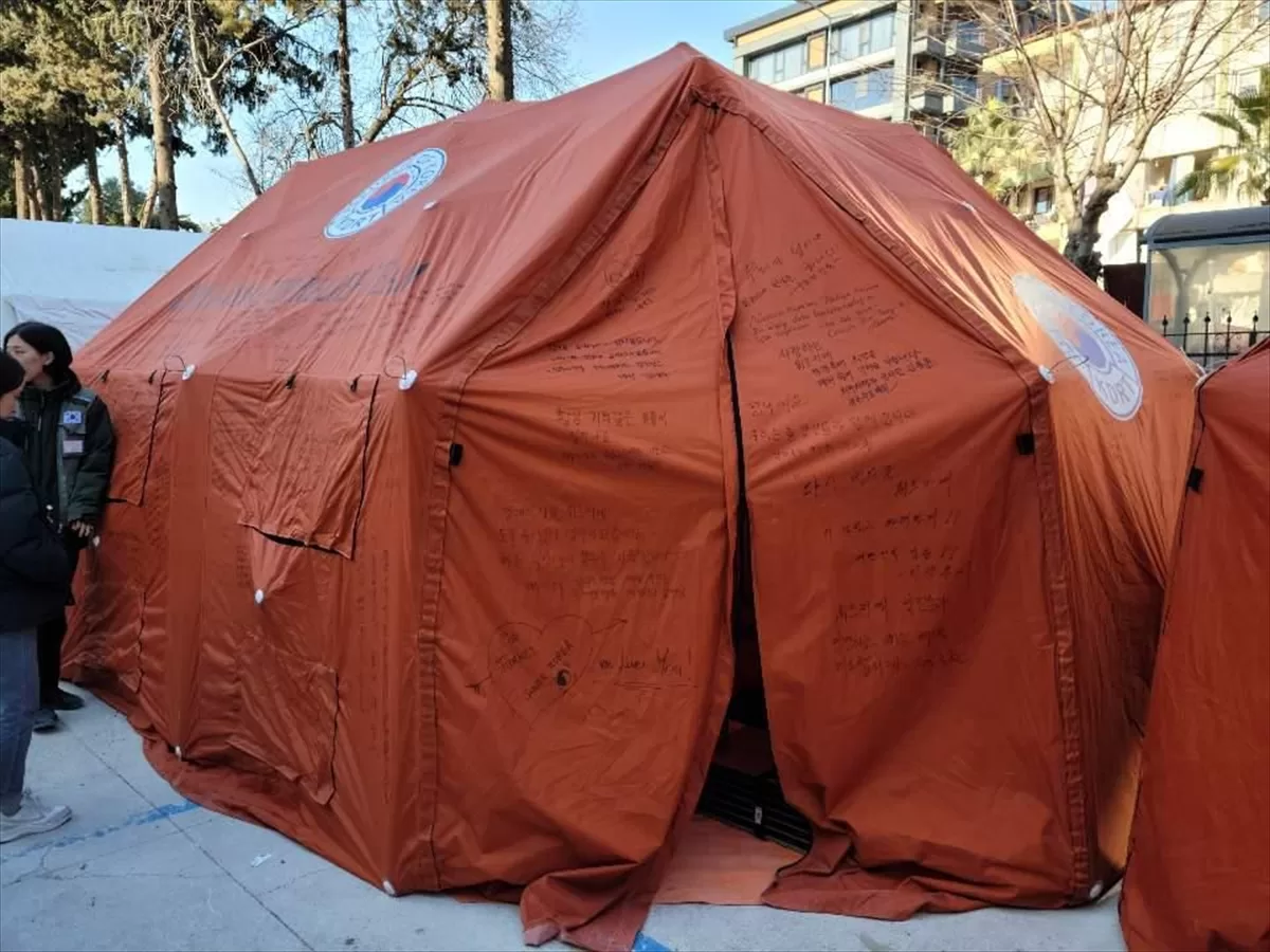 Güney Kore arama kurtarma ekibi konakladıkları çadırlara Türkiye'yle dayanışma mesajları yazdı