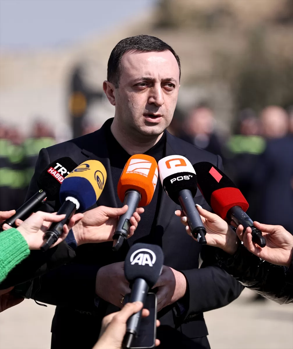 Gürcistan Başbakanı Garibaşvili ile Bakan Dönmez, Hatay'da kurtarma ekipleriyle bir araya geldi