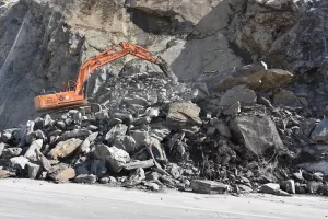 HAKKARİ (AA) – Hakkari'de, dağdan koparak kara yoluna düşen kaya