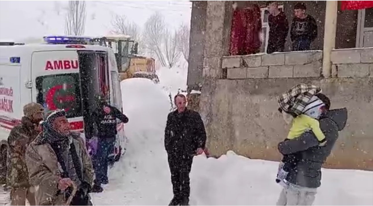 Hakkari'de kardan yolu kapanan köyde rahatsızlanan çocuk hastaneye ulaştırıldı