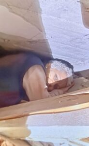 - İzmit Belediyesi Arama Kurtarma görevlilerini yıkıntılar arasında gören kadının