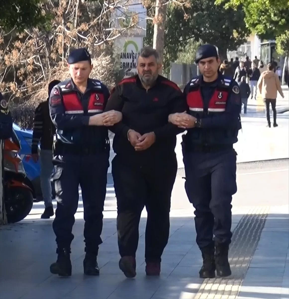 Hatay'da depremde yıkılan Kule Apartmanı'nın müteahhidi Antalya'da tutuklandı