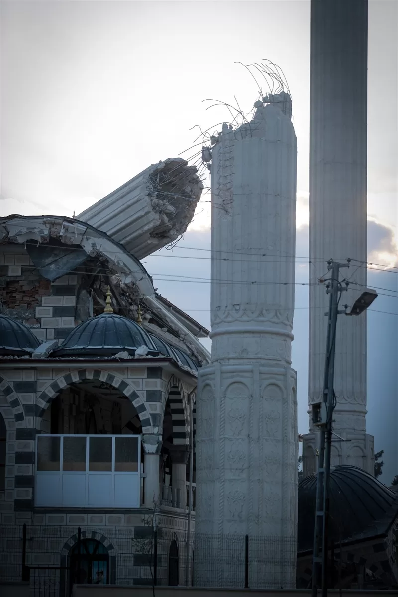 Hatay'da depremde zarar gören caminin minarelerinin kontrollü yıkımı görüntülendi