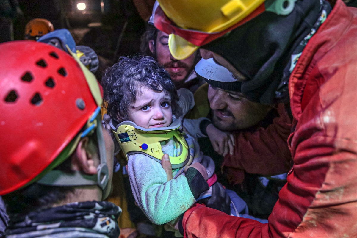 Hatay'da depremden yaklaşık 44 saat sonra anne ve iki yaşındaki kızı kurtarıldı