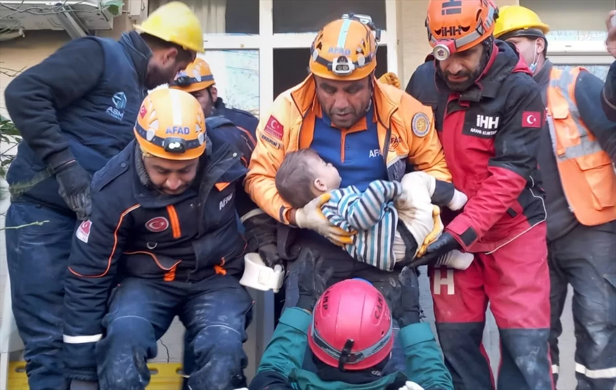 Hatay'da enkazdan 2 yaşındaki çocuk 79 saat sonra kurtarıldı