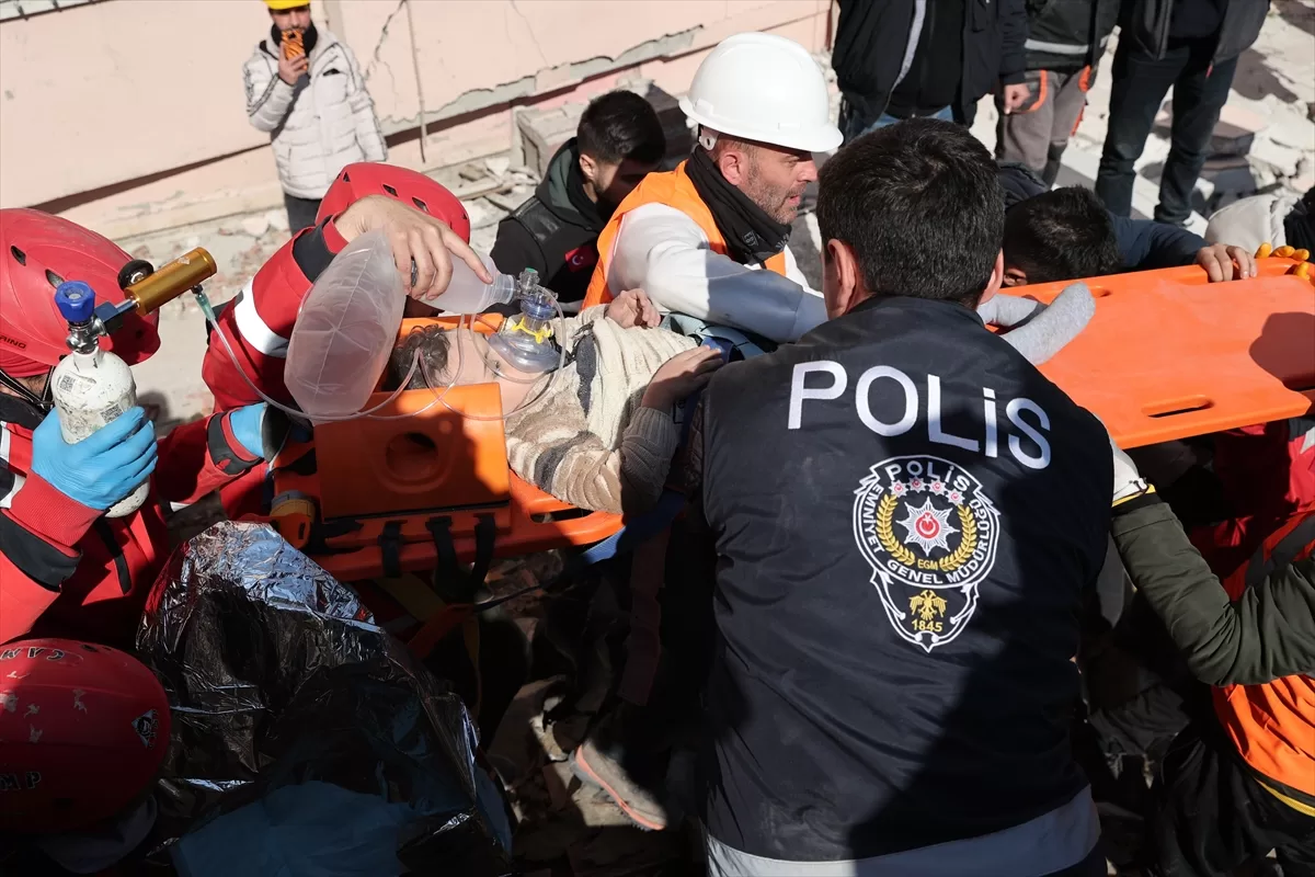 Hatay'da enkazdan sağ çıkarılan Mahir ve Hilal'in küçük kardeşiyle annesi de kurtarıldı