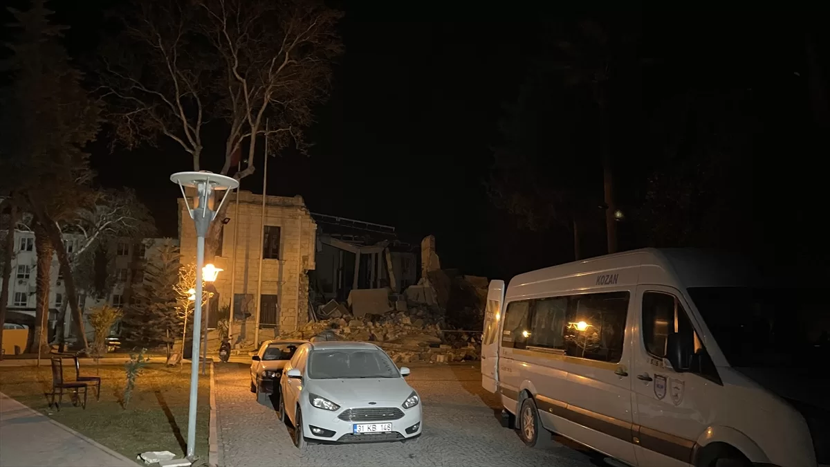 Hatay'da merkezli depremde valilik binasının bir kısmı yıkıldı