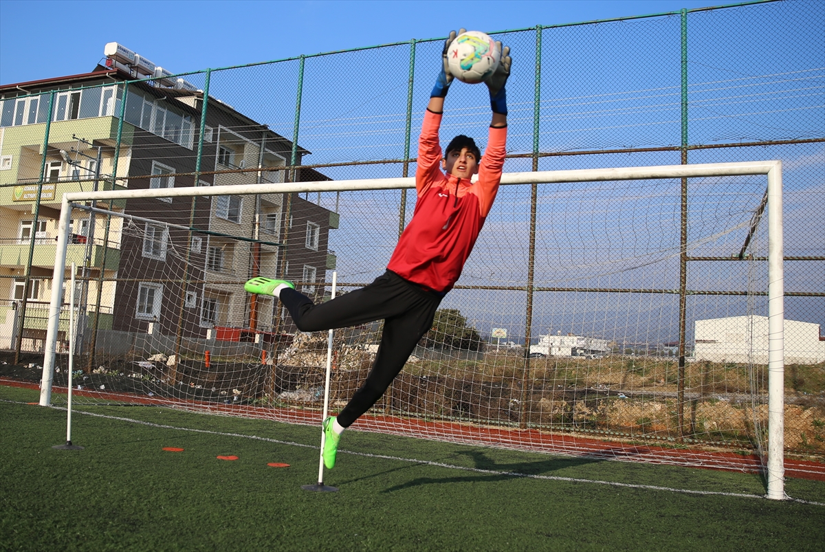 Hatayspor'un altyapı kalecisi Emir, seçildiği milli takımda kalıcı olmak istiyor:
