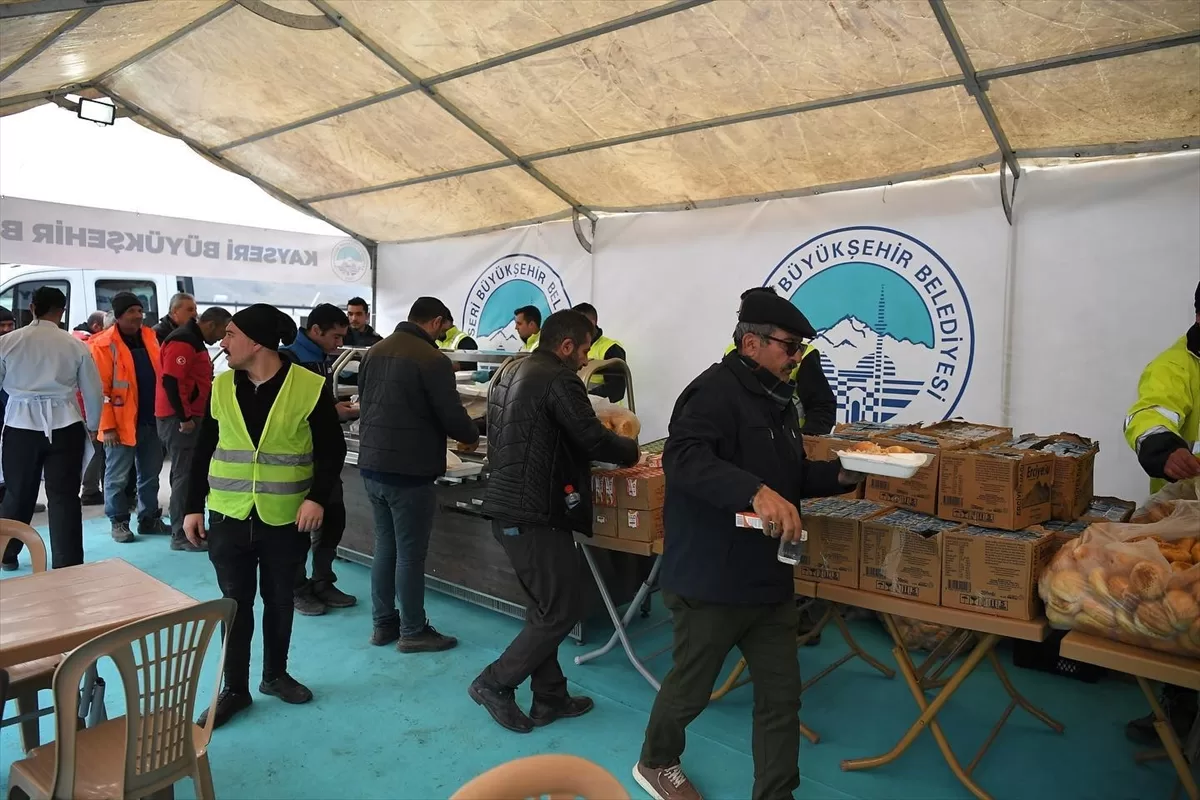 İç Anadolu'dan depremzedelere yardımlar sürüyor