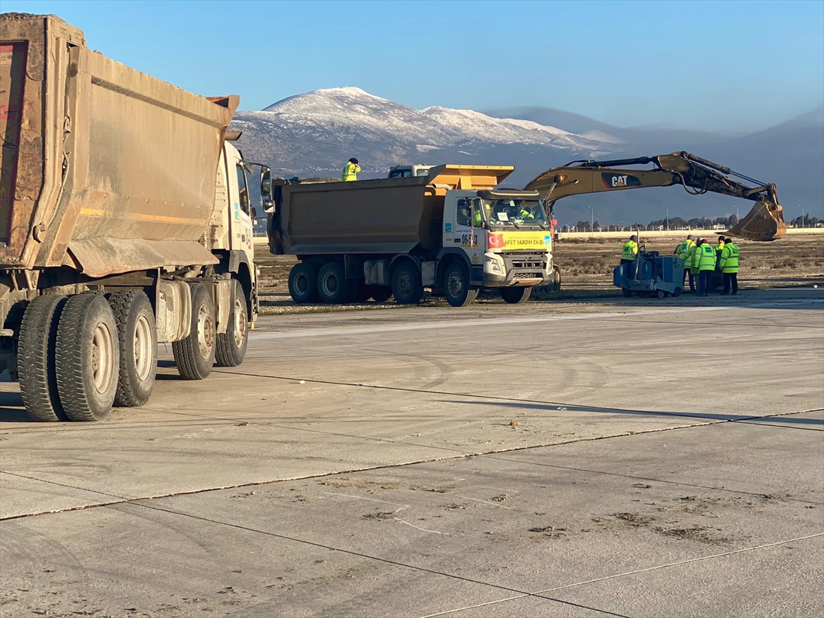 İGA ekipleri depremde hasar gören Hatay Havalimanı'nı onarmaya başladı