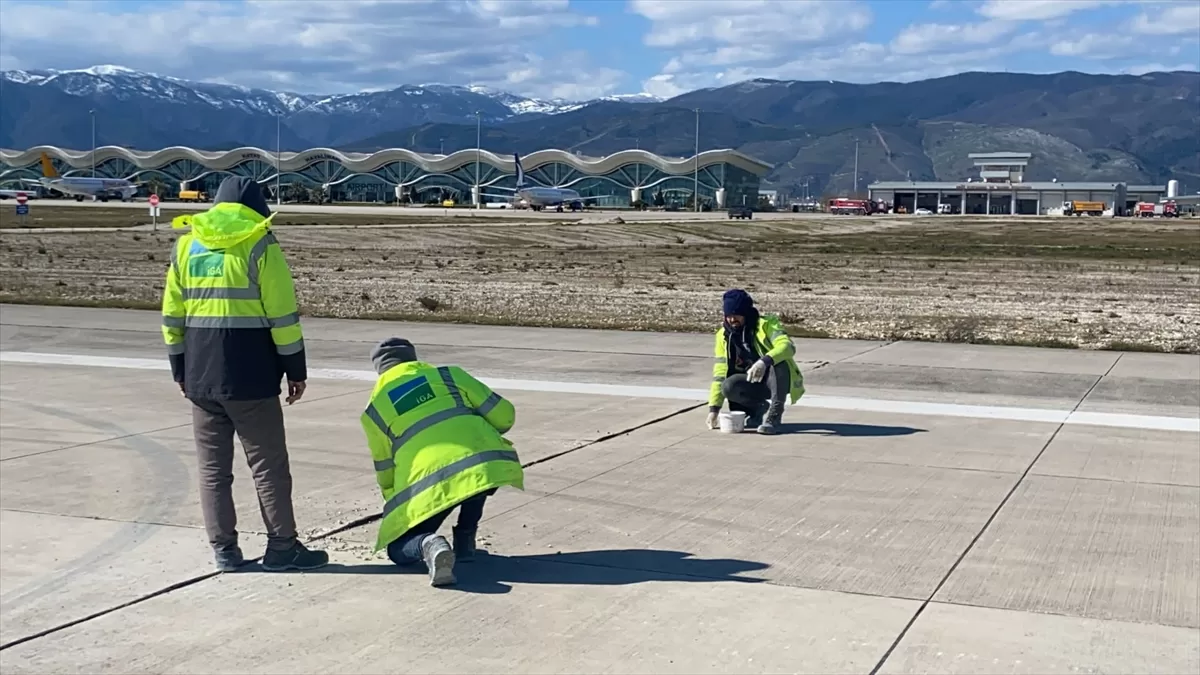İGA ekipleri Hatay Havalimanı'nın pistini onarmayı sürdürüyor