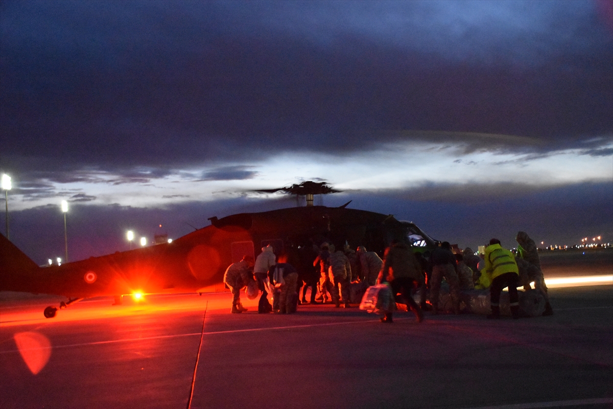 İncirlik Üssü'nden depremzedelere helikopterle yardım malzemesi gönderildi