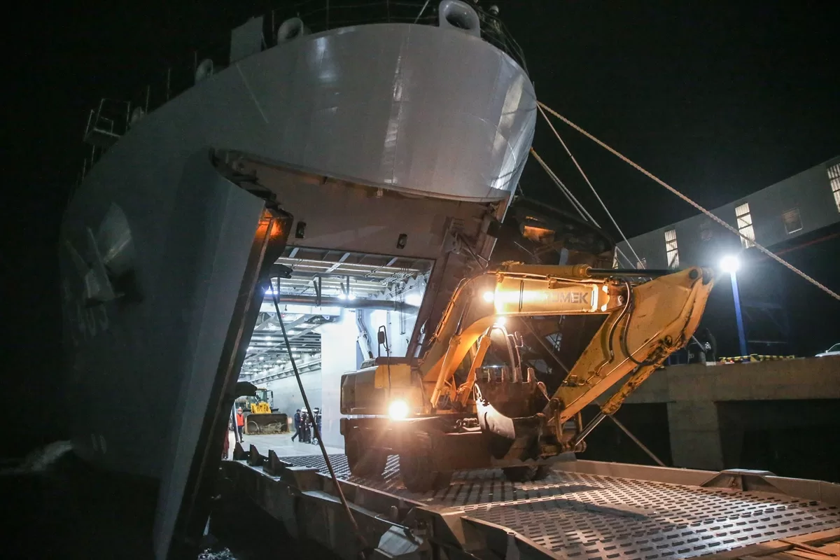 İş makinesi ve yardım malzemesi taşıyan TCG Bayraktar gemisi İskenderun'a ulaştı