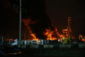 HATAY (AA) – İskenderun Limanı'nda dün depremin ardından devrilen konteynerlerde