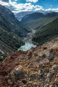 - İdilli Deresi bölgesindeki iki dağın arasına düşen kayalar ile